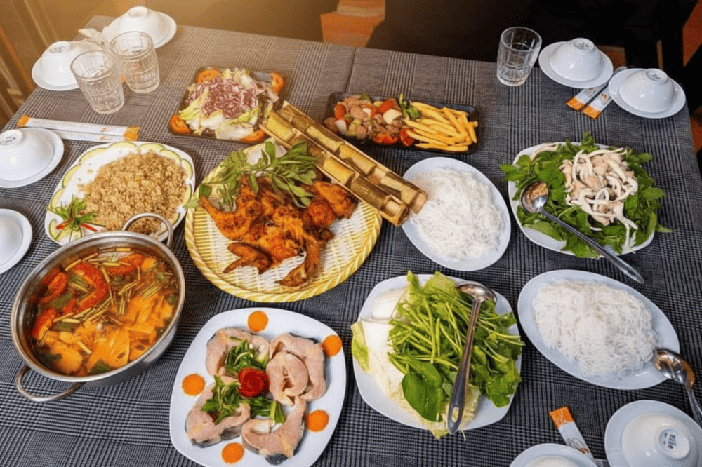 Nh&agrave; h&agrave;ng Nam Anh Ph&aacute;t c&oacute; kh&ocirc;ng gian để xe rộng r&atilde;i, phục vụ đa dạng c&aacute;c m&oacute;n ăn